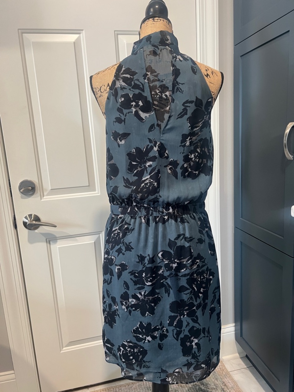 Banana Republic Halter Neck Blue Floral Sleeveless Dress Sz 8 - Picture 2 of 9